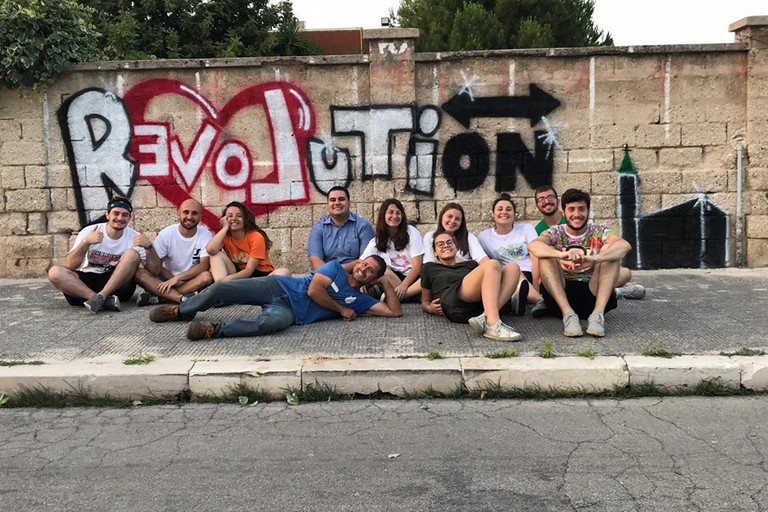 I ragazzi con il loro murales