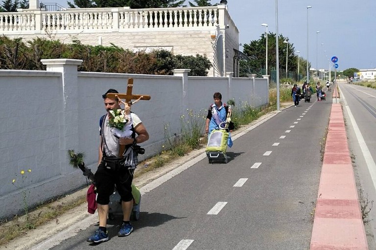 Pellegrini verso San Nicola