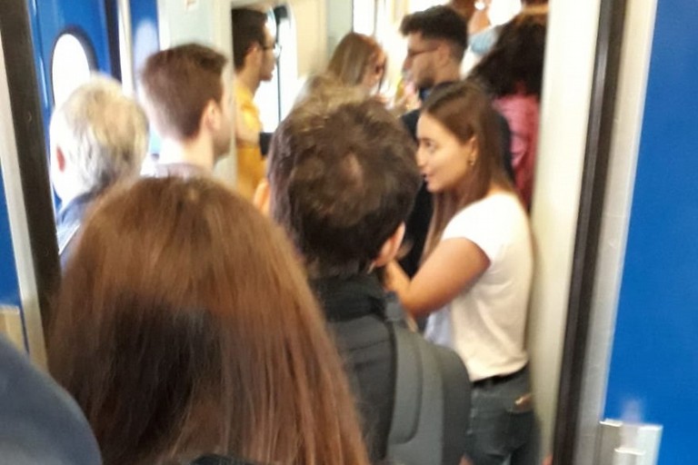 Pendolari stipati nei vagoni