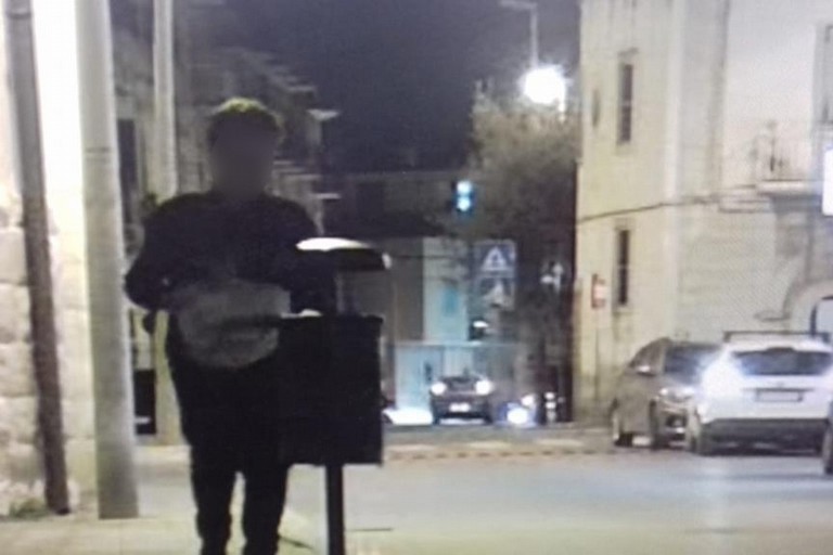 L'ennesimo incivile immortalato dalla Polizia Locale