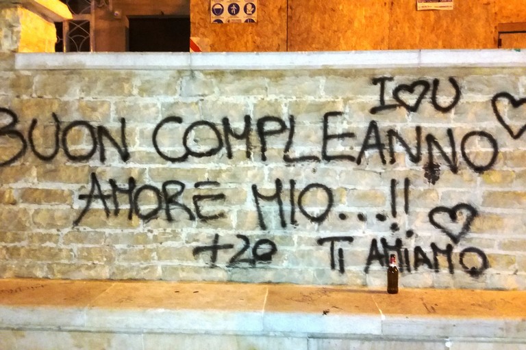 Scritte in piazza San Salvatore. <span>Foto Gianluca Battista</span>