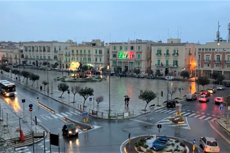 Piazza Vittorio Emanuele II col tricolore