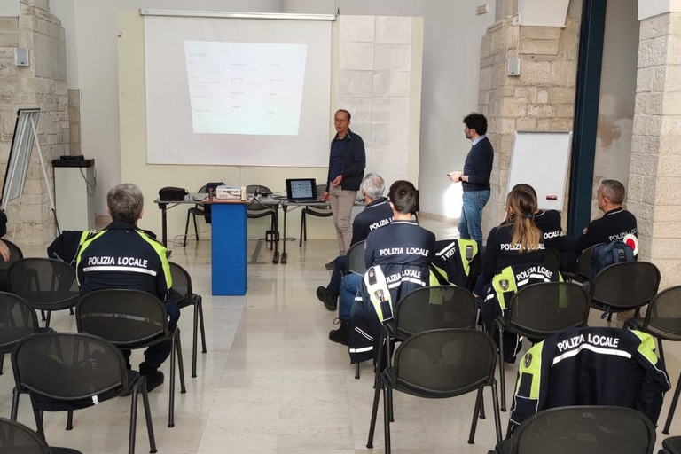 Novità a Giovinazzo: alla Polizia Locale spray e distanziatori
