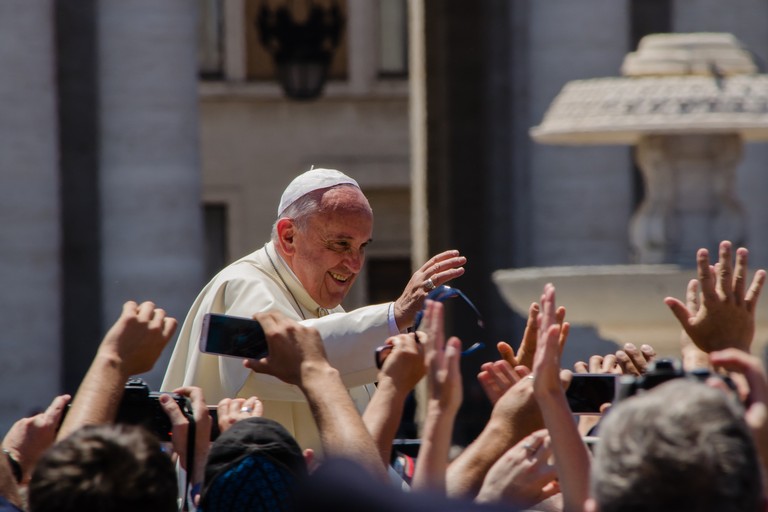 Papa Francesco tra la folla