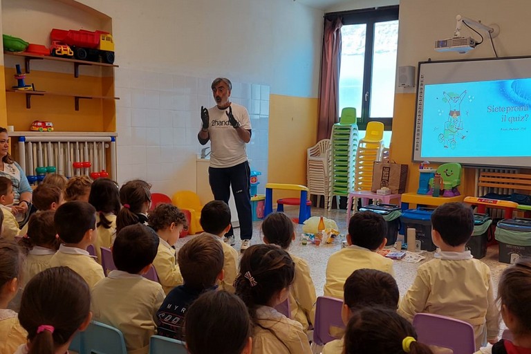 2hands Giovinazzo nelle scuole