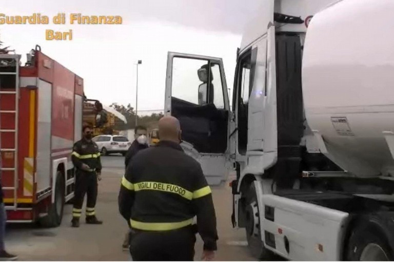 L'autoarticolato donato ai Vigili del Fuoco