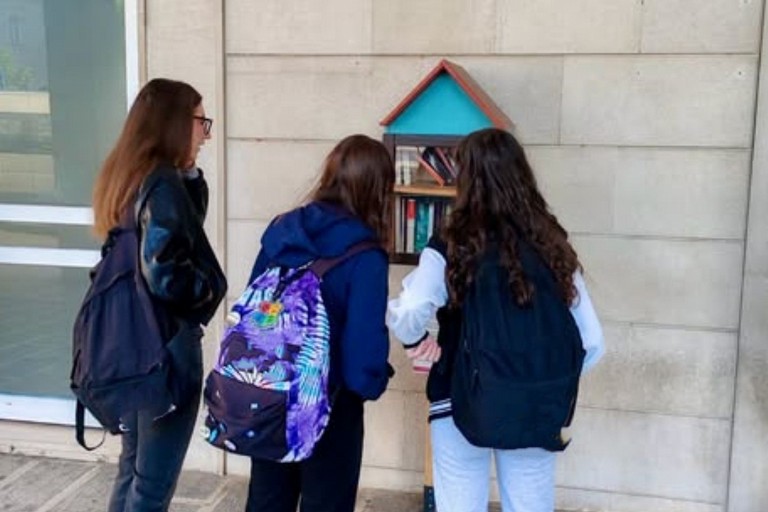 Ragazze davanti alla cassetta con i libri. <span>Foto Comune di Giovinazzo </span>