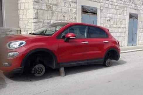 La Fiat 500X in via Papa Giovanni XXIII