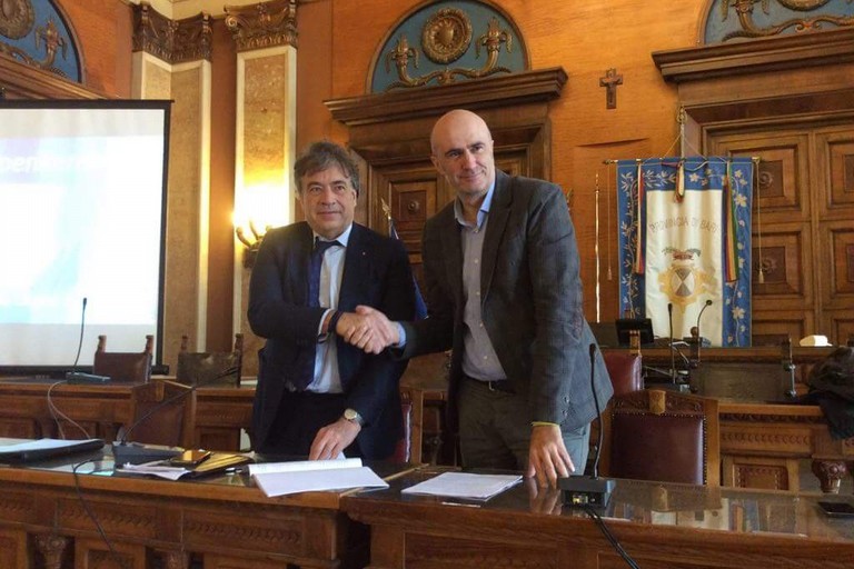 La stretta di mano tra Abbaticchio e Bevilacqua