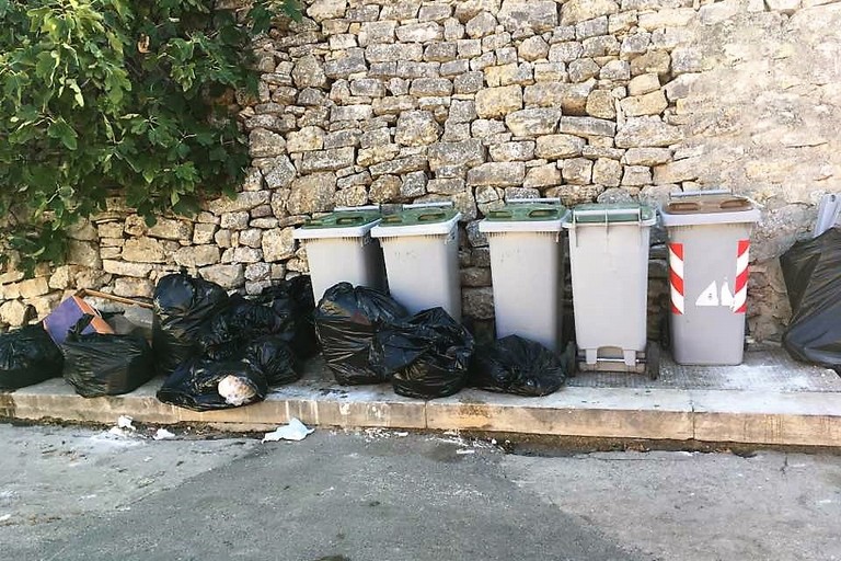 Rifiuti - carrellati. <span>Foto Marzia Morva</span>
