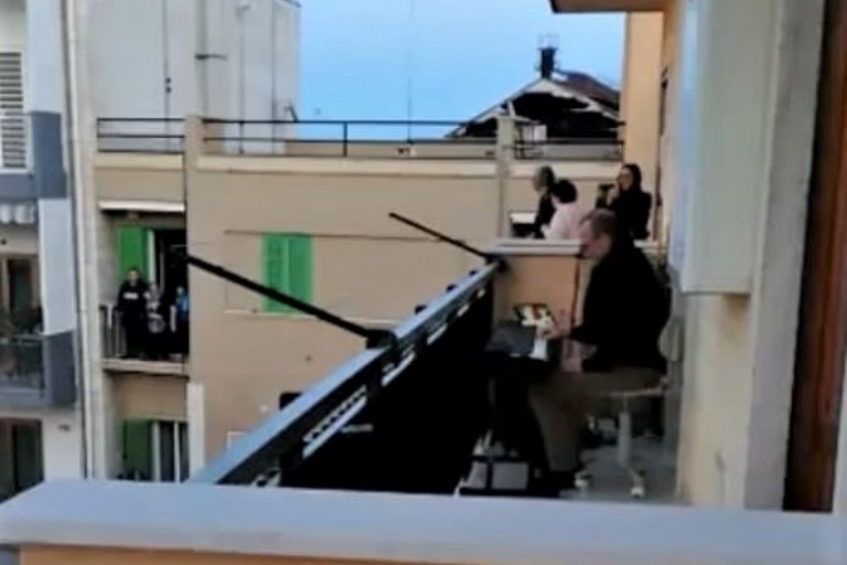 Felice Bologna alla tastiera sul balcone