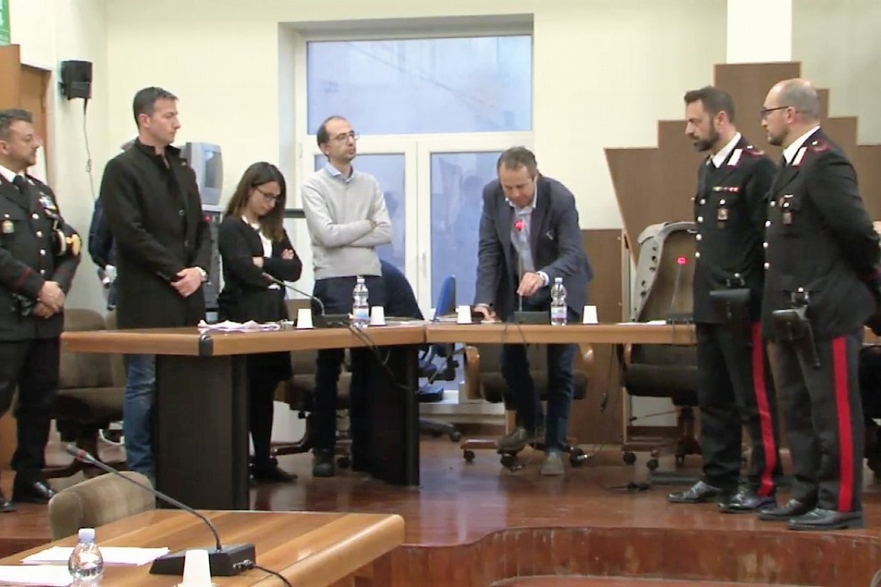 Il saluto del Consiglio ai due Carabinieri. <span>Foto Gianluca Battista</span>