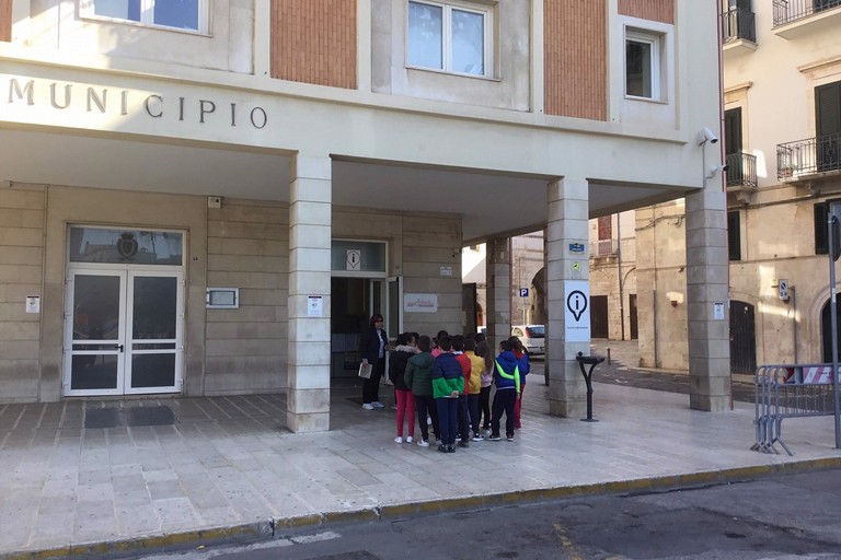 Gli alunni all'ingresso di Palazzo di Città