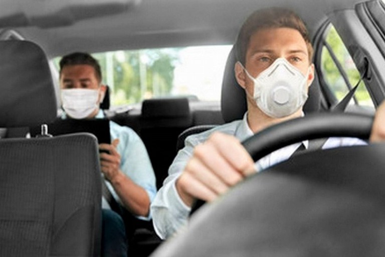 Amici in auto
