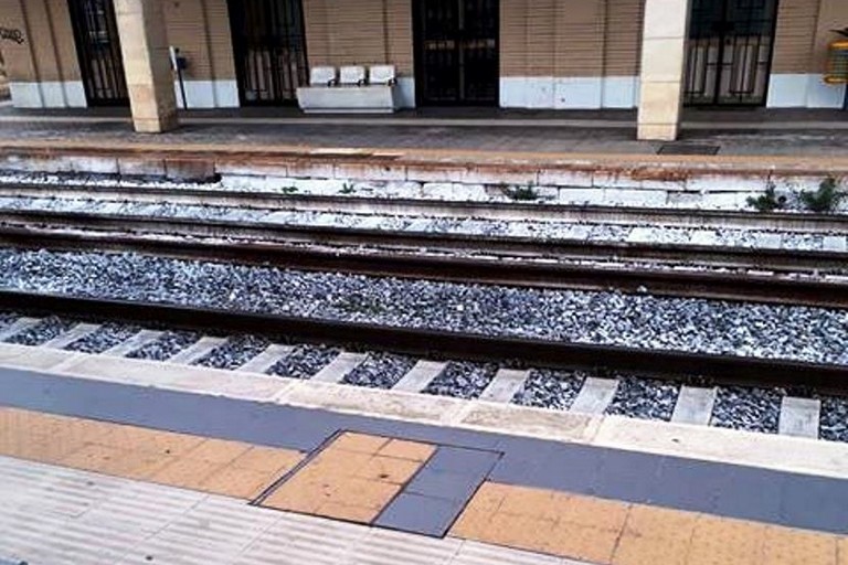 La linea gialla interrotta