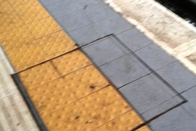 Riposizionato correttamente il tombino