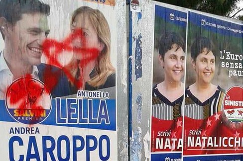 Manifesti imbrattati da stelle a cinque punte