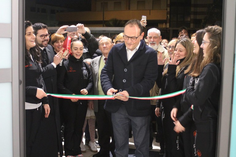 Il taglio del nastro della nuova palestra