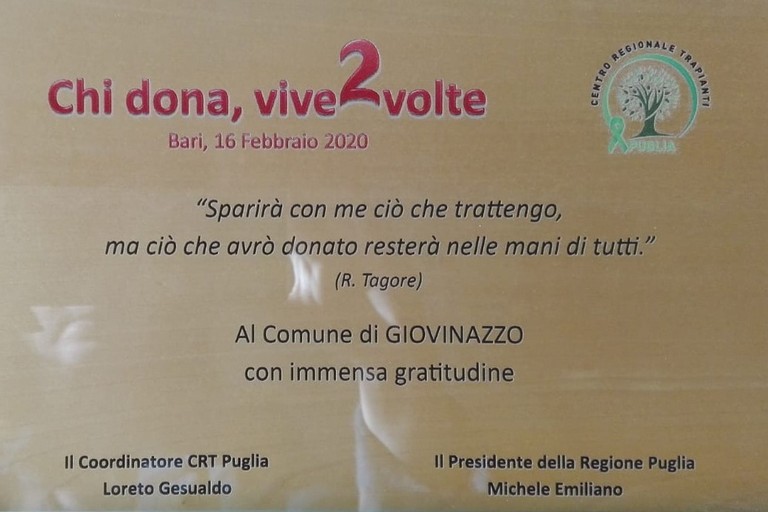 La targa ricevuta dal Comune di Giovinazzo. <span>Foto Ufficio Stampa Comune di Giovinazzo</span>