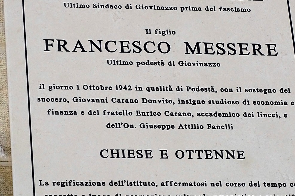 La targa all'esterno del Liceo 