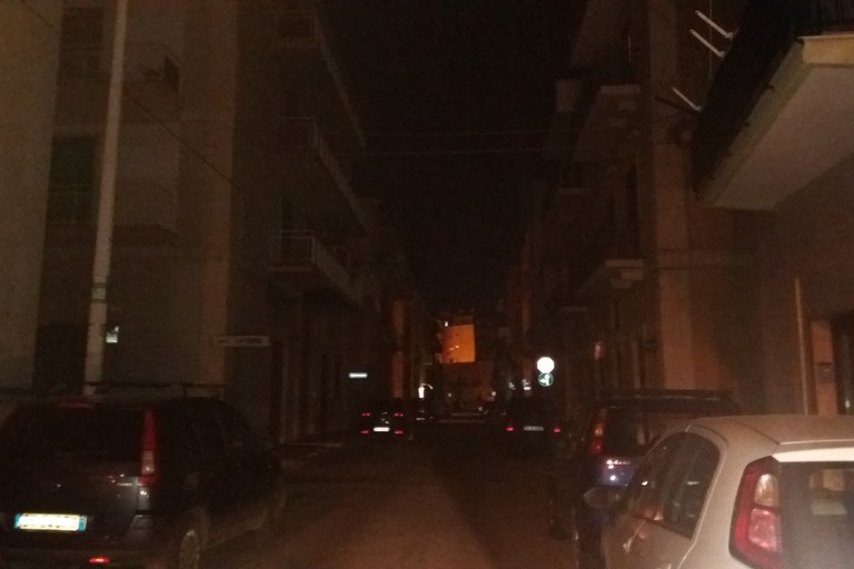 via Lupis al buio. <span>Foto Gianluca Battista</span>