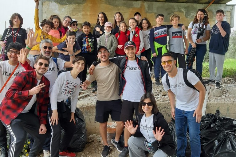 Pulizia sul retro della stazione