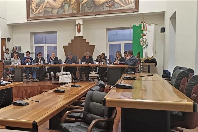 Banchi opposizione vuoti
