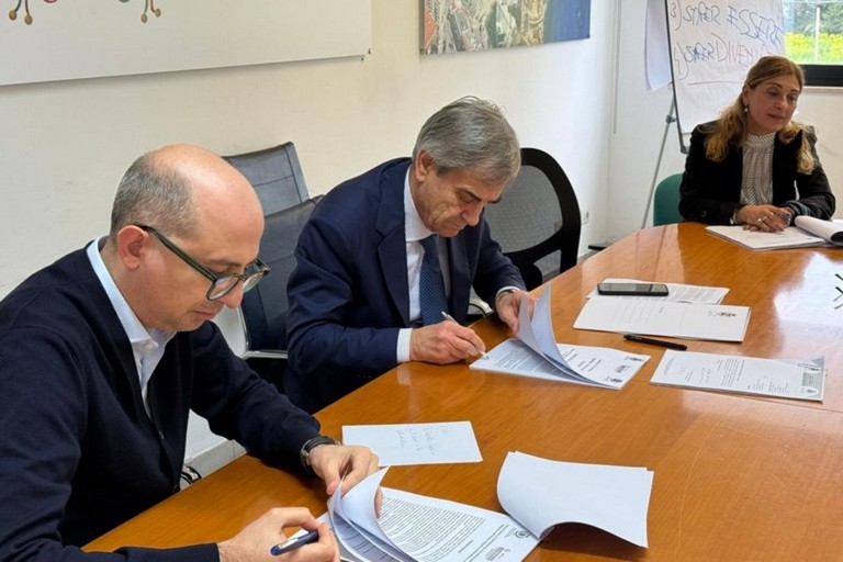 Contrasto alla violenza di genere: firma Sollecito. <span>Foto Ambito Molfetta-Giovinazzo </span>