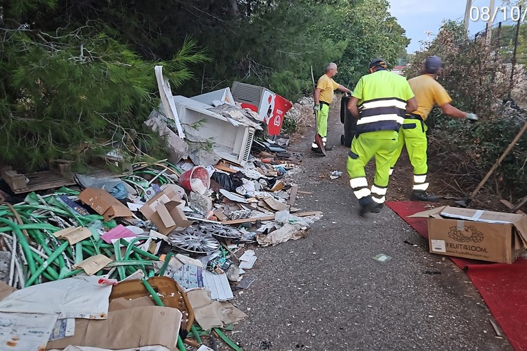 Giovinazzo, ripulita la complanare di via Molfetta